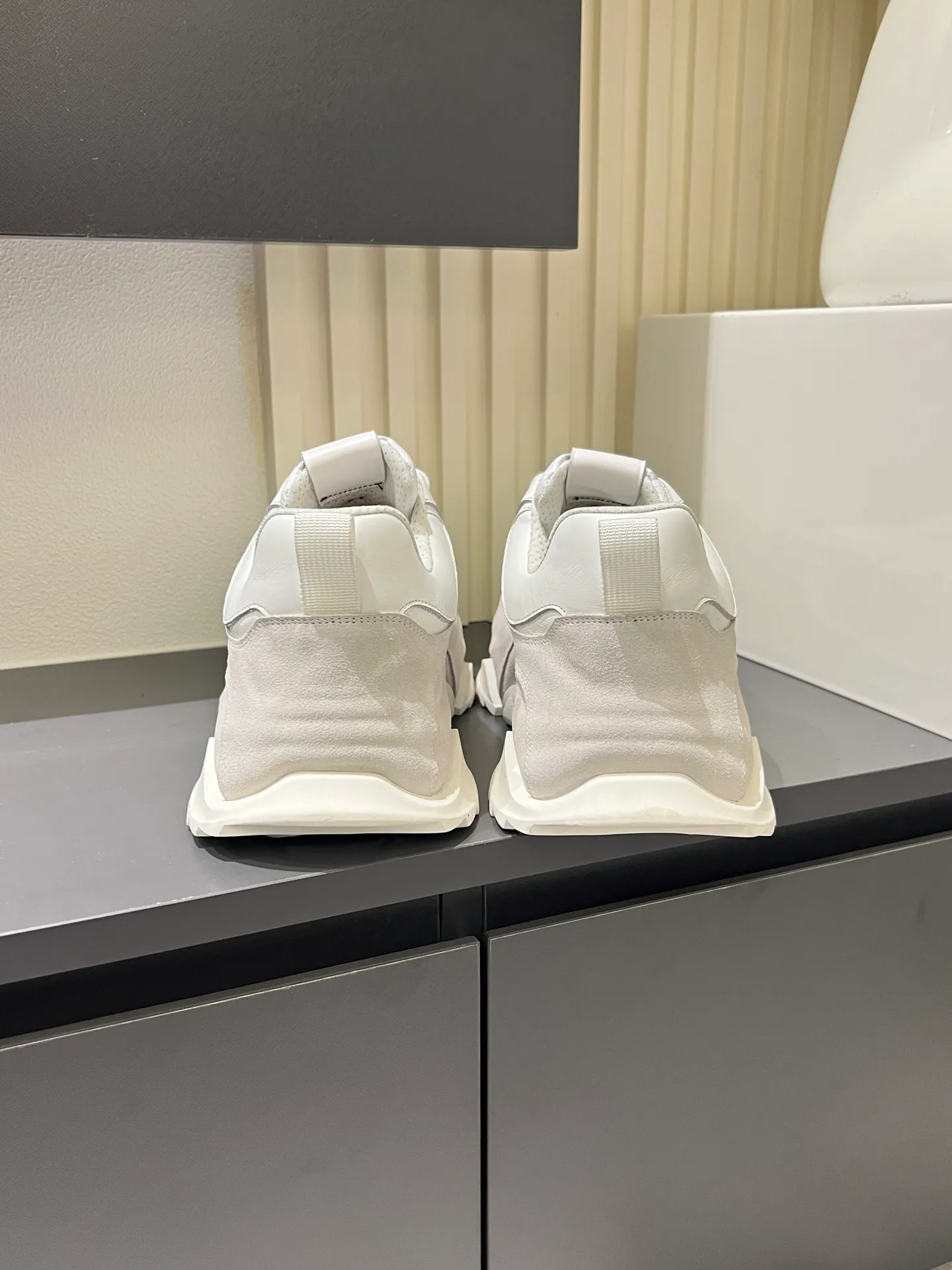 p600 "LOUI* VUITTO*" popular men's casual shoes, genuine development in Italy 💯Purchasing level quality ✔️The upper is made of first-layer cowhide, comfortable and soft sheepskin feet ⚡️ Fashionable and versatile, the toe last shape is firm and full, the soles are made from original LV molds and can be freely entered and exited the counter. Light and comfortable on the feet~Purely handmade, details determine quality! Size:39-44!